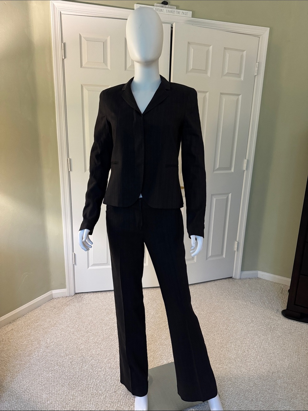 Theory size 8 Linen/viscose/elastane suit. Worn once and dry cleaned.